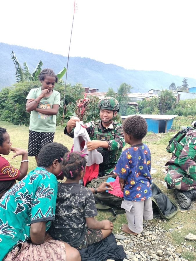 Satgas Yonif 136/Tuah Sakti Anjangsana ke Rumah Warga, Pererat Kebersamaan di Kampung Lungwineri