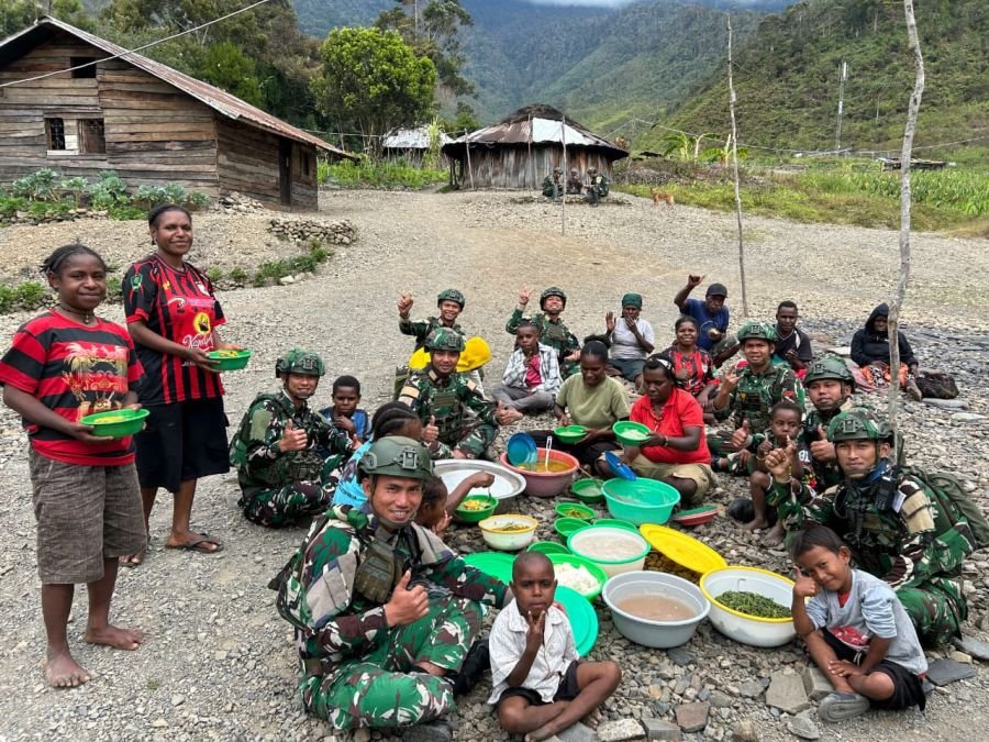 Satgas Yonif 136/Tuah Sakti Gelar Komsos dan Makan Bersama Warga Kampung Ukuneri