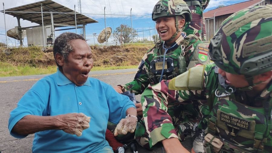 Satgas Yonif 136/Tuah Sakti Gelar Patroli Simpatik dan Pelayanan Kesehatan di Kampung Wineri
