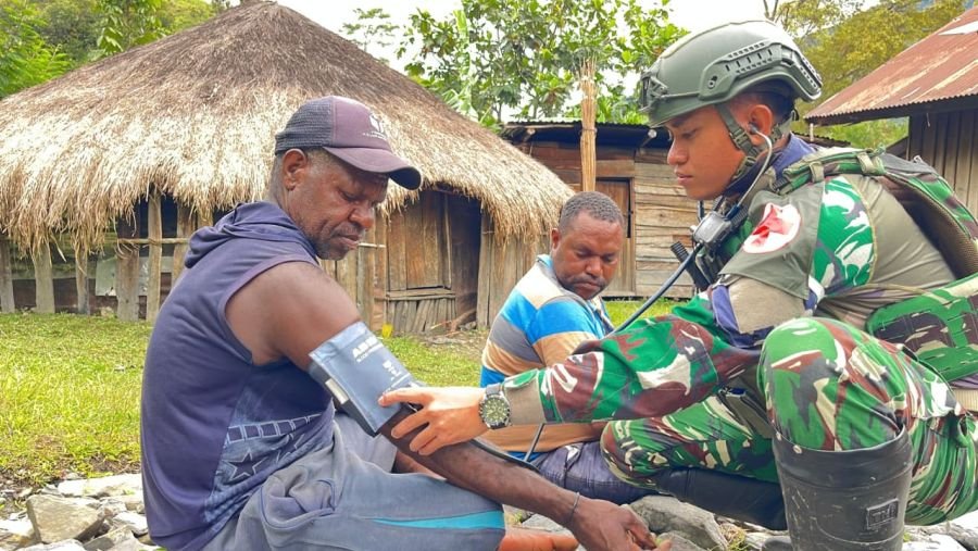 Satgas Yonif 136/Tuah Sakti Gelar Pengobatan Keliling, Warga Tinggi Nambut Sambut Antusias