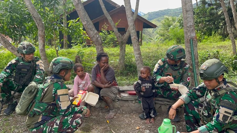Satgas Yonif 136/Tuah Sakti Hadir Membawa Kepedulian dan Rasa Kekeluargaan bagi Warga Tinggi Nambut