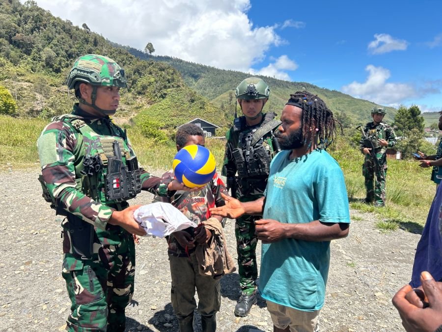 Satgas Yonif 136/Tuah Sakti Hadir Penuh Kepedulian di Kampung Baktis