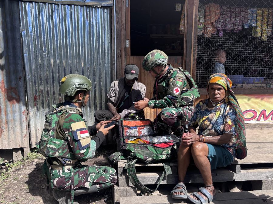 Satgas Yonif 136/Tuah Sakti Hadirkan Pelayanan Kesehatan Gratis bagi Warga Dolinggame