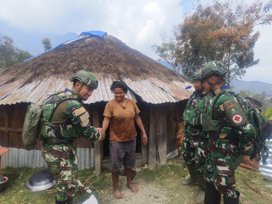 Satgas Yonif 136/Tuah Sakti Hadirkan Layanan Kesehatan bagi Warga Wandenggobak