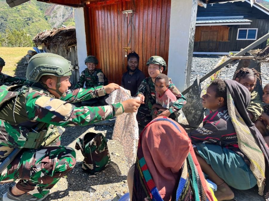 Satgas Yonif 136/Tuah Sakti Jalin Kebersamaan Bersama Warga Malekom