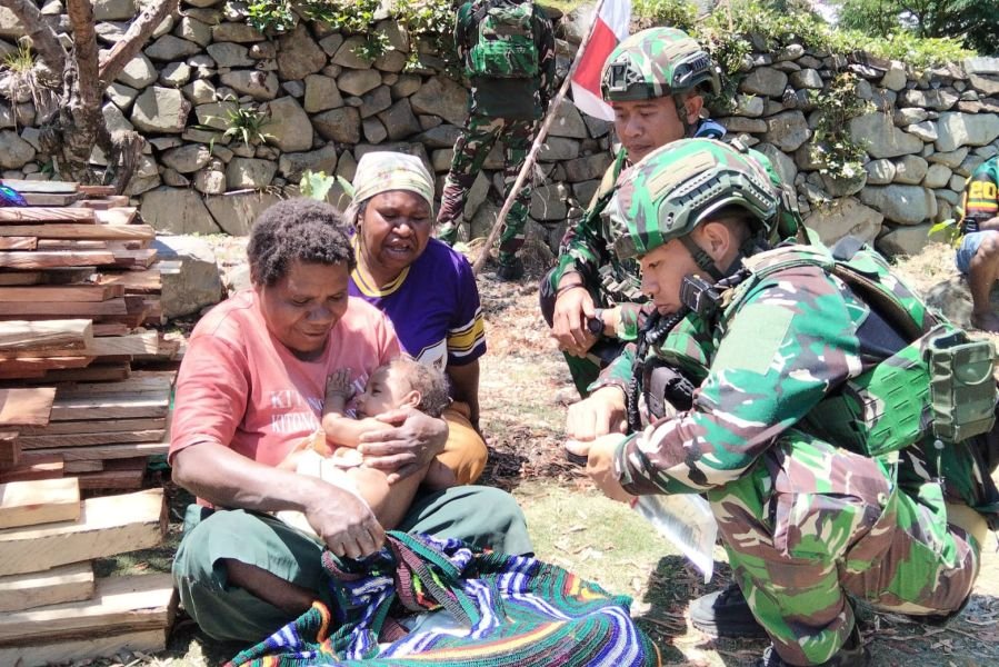 Satgas Yonif 136/Tuah Sakti Laksanakan Anjangsana ke Rumah Masyarakat Kampung 55