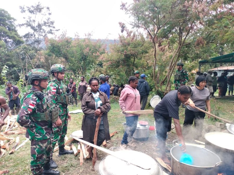 Satgas Yonif 136/Tuah Sakti Laksanakan Anjangsana ke Rumah Masyarakat Kampung Lungguneri