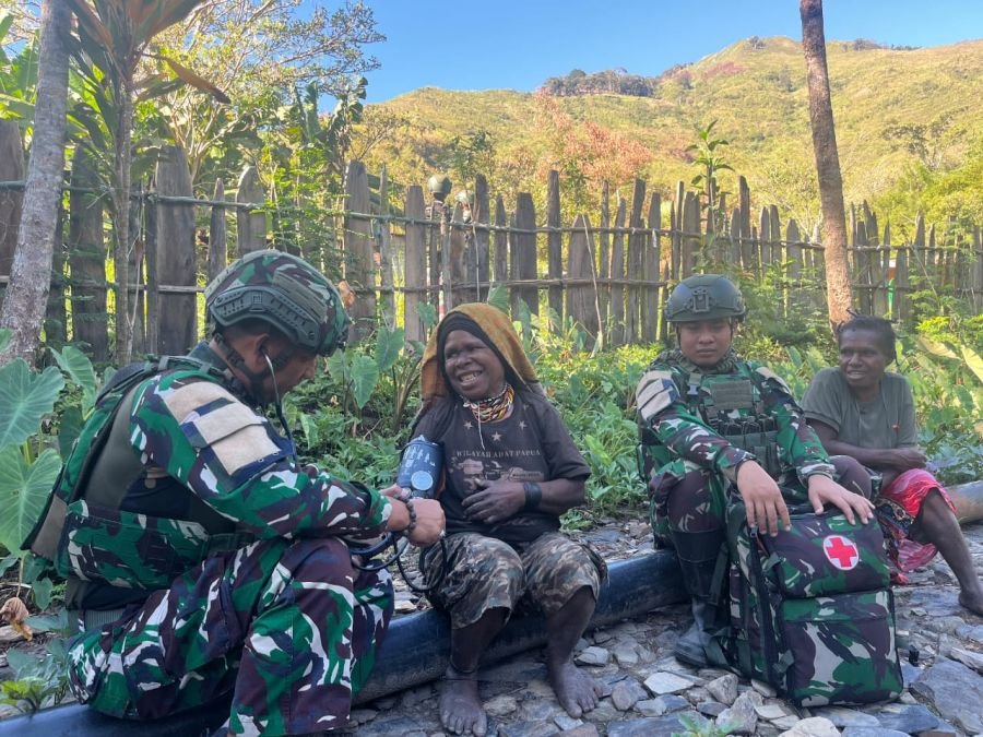 Satgas Yonif 136/Tuah Sakti Layani Kesehatan Warga Tinggi Nambut