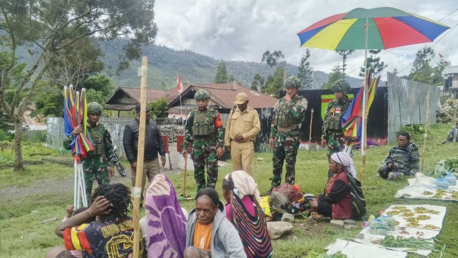 Satgas Yonif 136/Tuah Sakti Melaksanakan Komsos Dengan Masyarakat Kampung 55