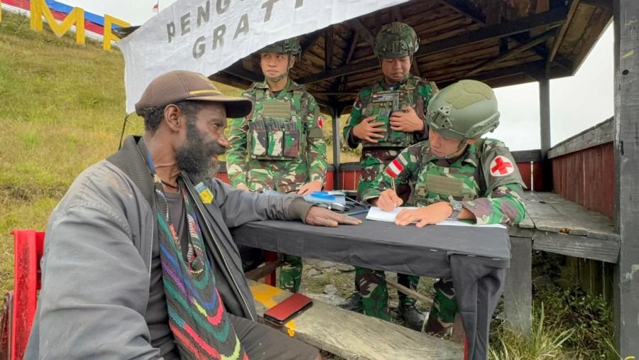 Satgas Yonif 136/Tuah Sakti melalui Pos Nume dengan melaksanakan pengobatan gratis