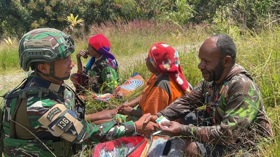 Satgas Yonif 136/Tuah Sakti memberikan Kesehatan dan Senyuman Warga Puncak Jaya