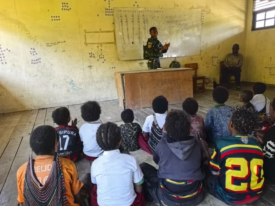 Satgas Yonif 136/Tuah Sakti Memberikan materi belajar di Sekolah Dasar Negeri Kalome