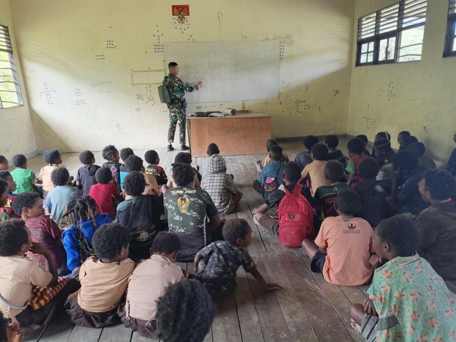 Satgas Yonif 136 Mengajar di Perbatasan, Bangun Semangat Anak Negeri