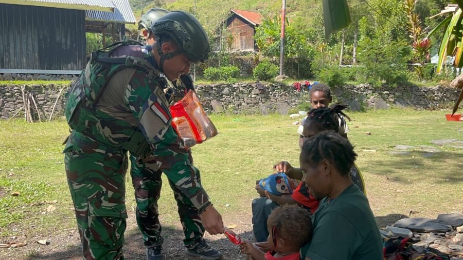 Satgas Yonif 136/Tuah Sakti Pererat Silaturahmi dan Berbagi Sargal di Tinggi Nambut