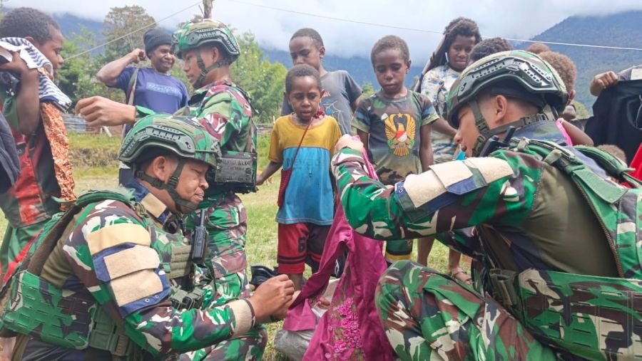 Satgas Yonif 136/Tuah Sakti Rajut Kebersamaan Bersama Masyarakat Waninggoba