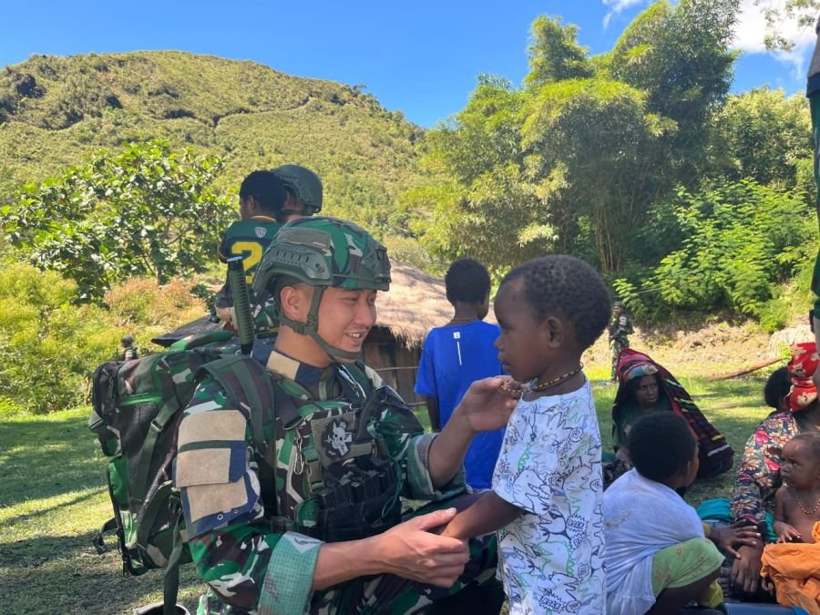 Satgas Yonif 136/Tuah Sakti Salurkan Bantuan Kemanusiaan di Tinggi Nambut