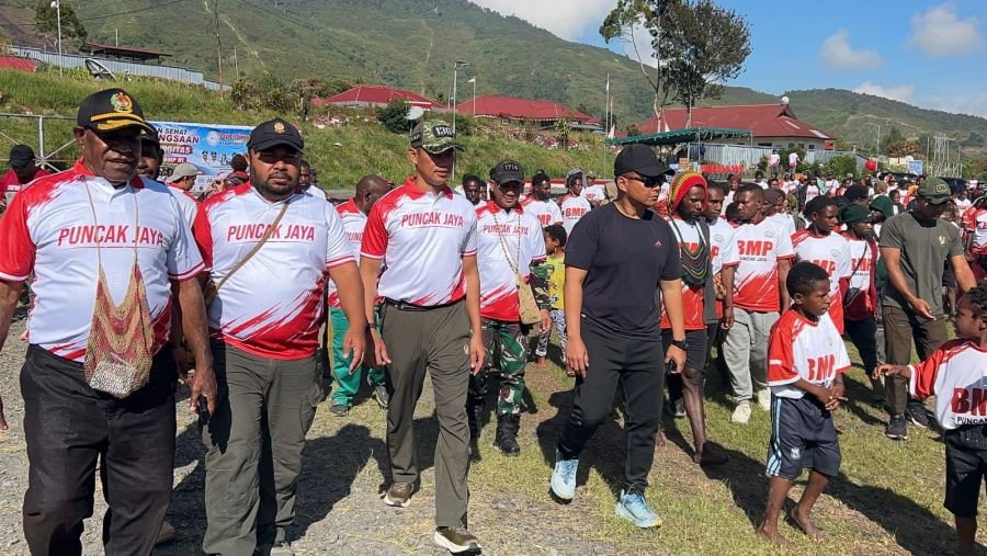 Satgas Yonif 136/Tuah Sakti Semarakkan Jalan Sehat Kebangsaan Puncak Jaya