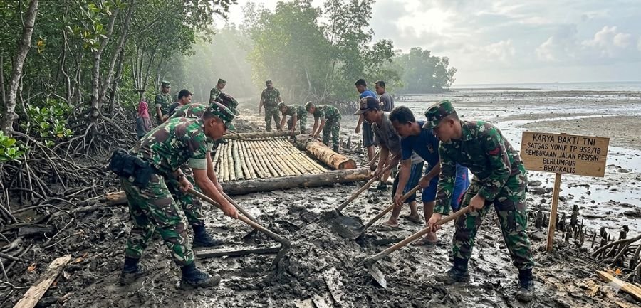 Satgas Yonif TP 952/IB Buka Jalan Pesisir Berlumpur di Bengkalis