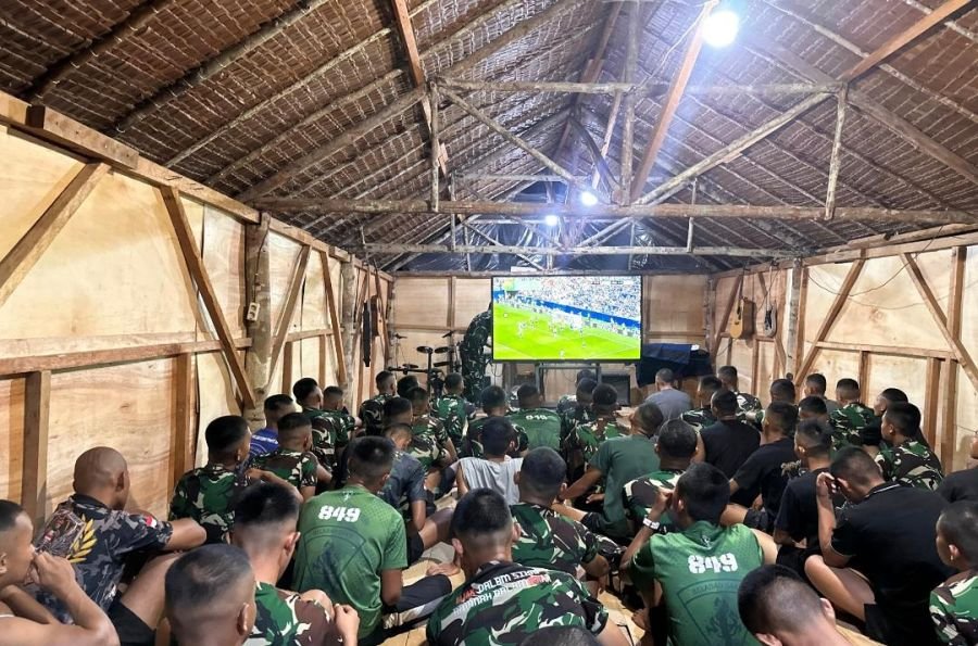 Satu Jiwa! Keseruan Prajurit Yonif 849/Beladau Sakti Nobar Piala Dunia