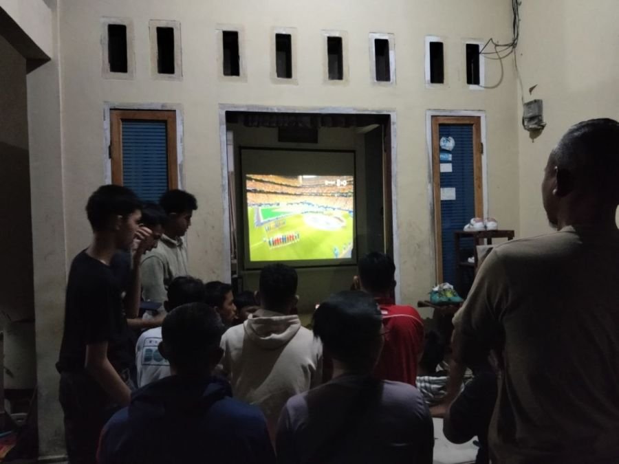 Satu Layar, Satu Semangat: Babinsa dan Warga Nikmati Serunya Piala Dunia Bersama