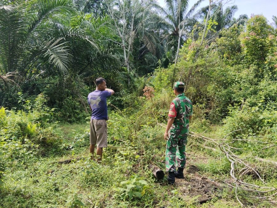 Satu Percikan Bisa Jadi Petaka , Babinsa Bersama MPA Gencarkan Patroli di Wilayah Rawan Karhutla