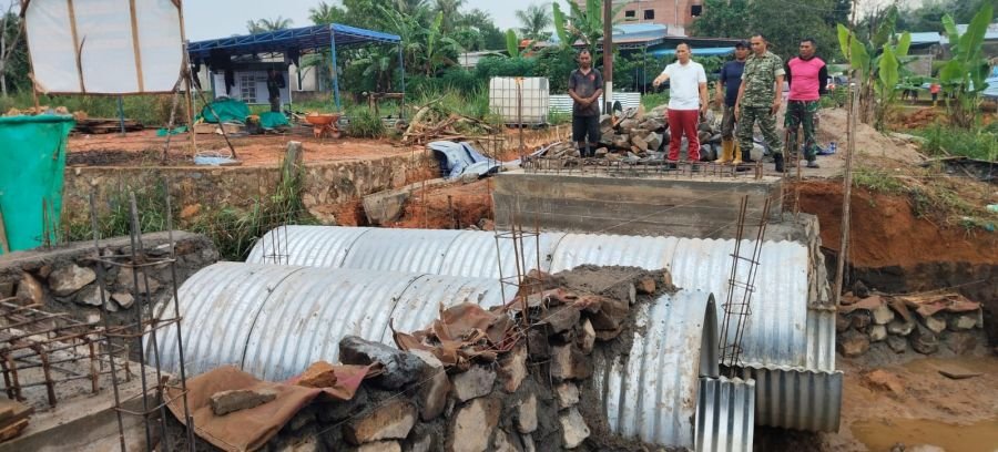 Satukan Akses Warga, Kodim 0315/TPI Kebut Pengecoran Dinding Penahan Jembatan Armco Sungai Mentrus