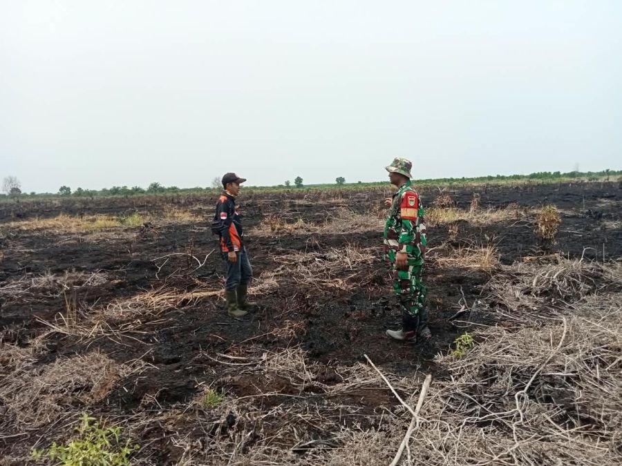Sebelum Api Muncul, Babinsa dan Warga Bergerak dari Hutan Panjang
