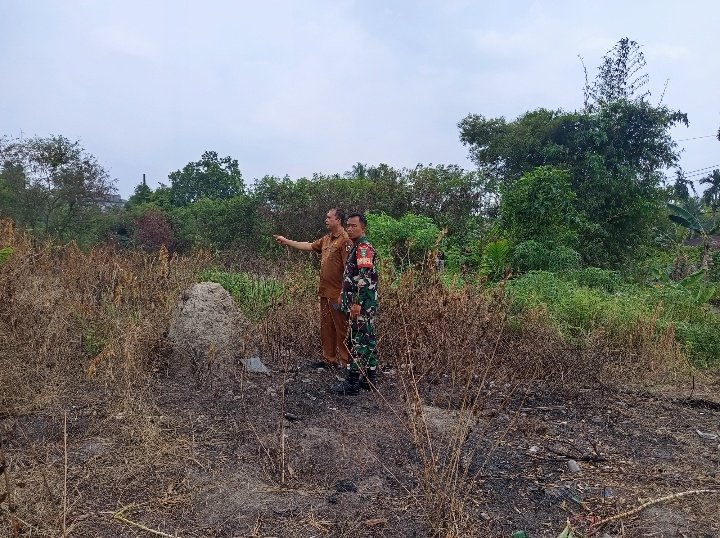Sebelum Asap Membumbung Babinsa Sudah Bergerak! Sertu M. Isak Patroli Karhutla Bersama Plt Lurah di