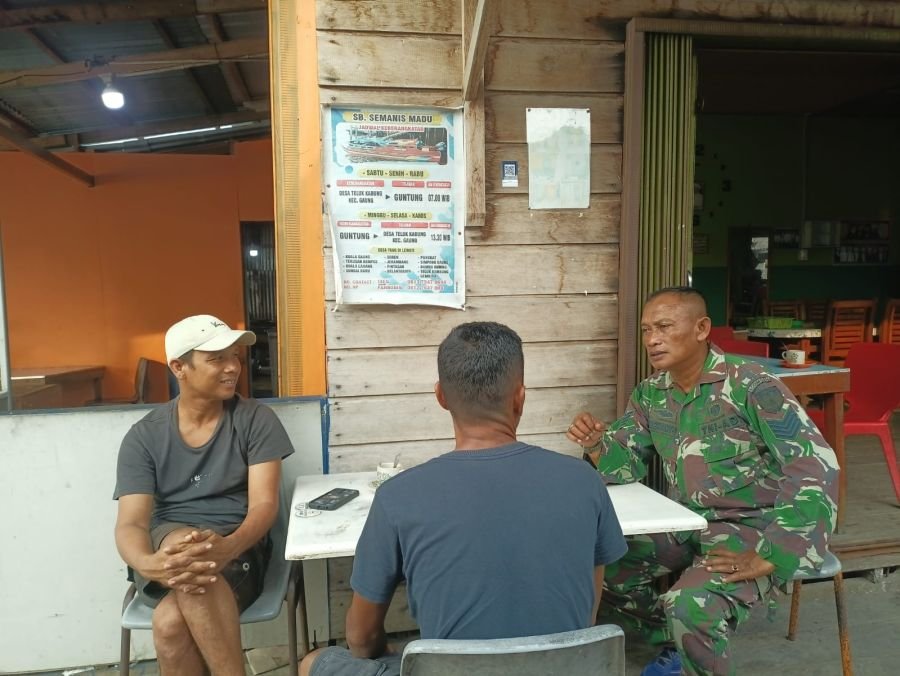 Selasa Pagi, Babinsa Koramil 10/Pelangiran Serma Sugianto Turun Langsung Dampingi Warga Kelurahan