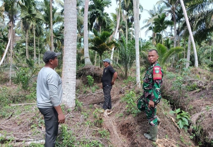 Selasa Pagi di Sungai Terab, Serda M. Tahir Aktif Pantau Wilayah Rawan Karhutla Bersama Masyarakat