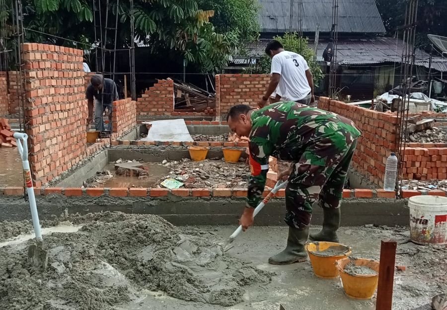 Semakin Tanggab Bersama Rakyat, Babinsa Serda Eem Frince Bantu Renovasi Rumah Warga