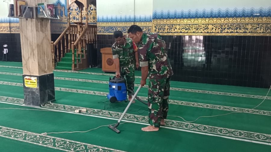 Semangat Gotong Royong, Babinsa dan Warga Bersihkan Lingkungan Masjid Muslimin