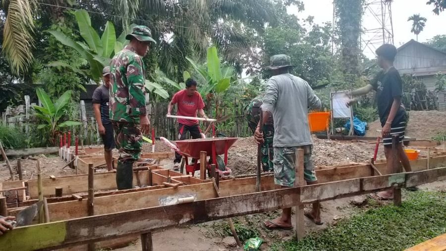 Semangat Gotong Royong, Babinsa Ramil 07/KH Percepat Pembangunan Poskesdes Sikijang