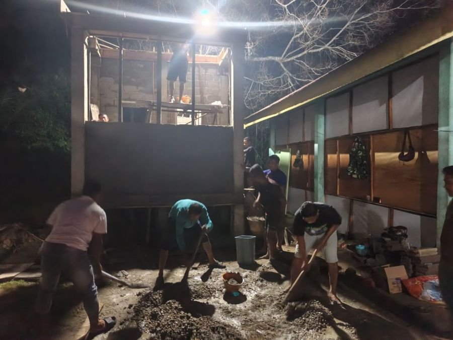 Semangat Gotong Royong Menerobos Malam, Pembangunan MCK Dusun 1 Terus Dipacu