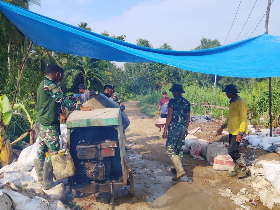 Semangat Gotong Royong, Personel Koramil 12/Batang Tuaka Bersama Warga Percepat Pembangunan Jembatan