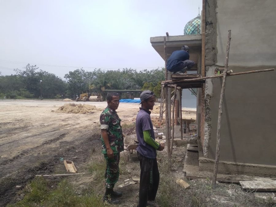 *Semangat Gotong Royong Prajurit TNI dan Masyarakat di Bawah Terik Matahari*