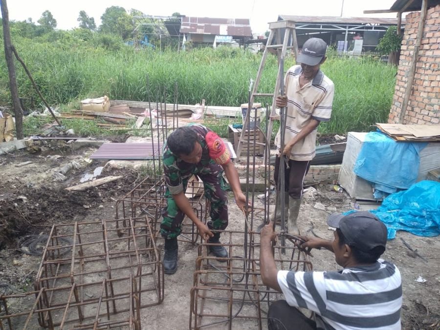 *Semangat Gotong Royong Prajurit TNI dan Masyarakat di Bawah Terik Matahari*