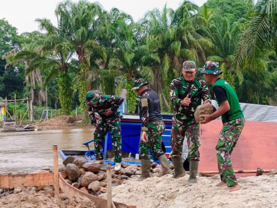 Semangat Gotong Royong Tak Pernah Padam, TNI dan Warga Bahu Membahu Bangun Jembatan Garuda di Desa A