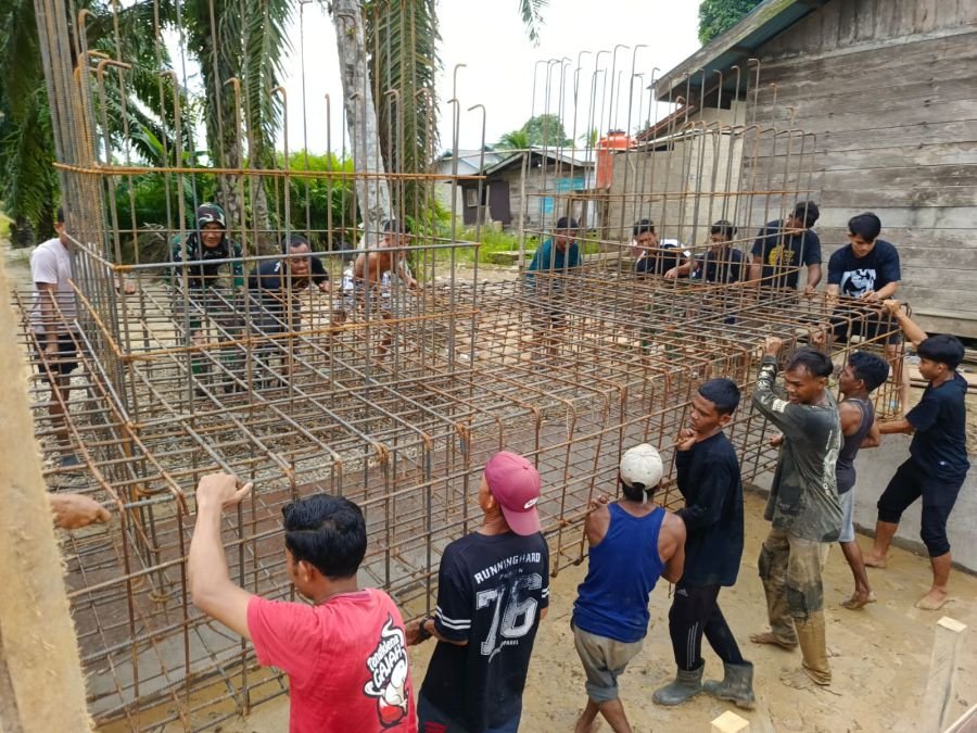 Semangat Gotong Royong Tak Pernah Padam, TNI dan Masyarakat Bersatu Bangun Jembatan Garuda