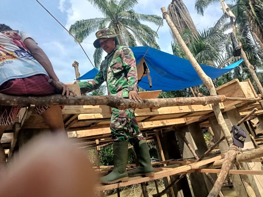 Semangat Gotong Royong Tak Pernah Surut, TNI dan Masyarakat Terus Berjuang Bangun Jembatan Garuda