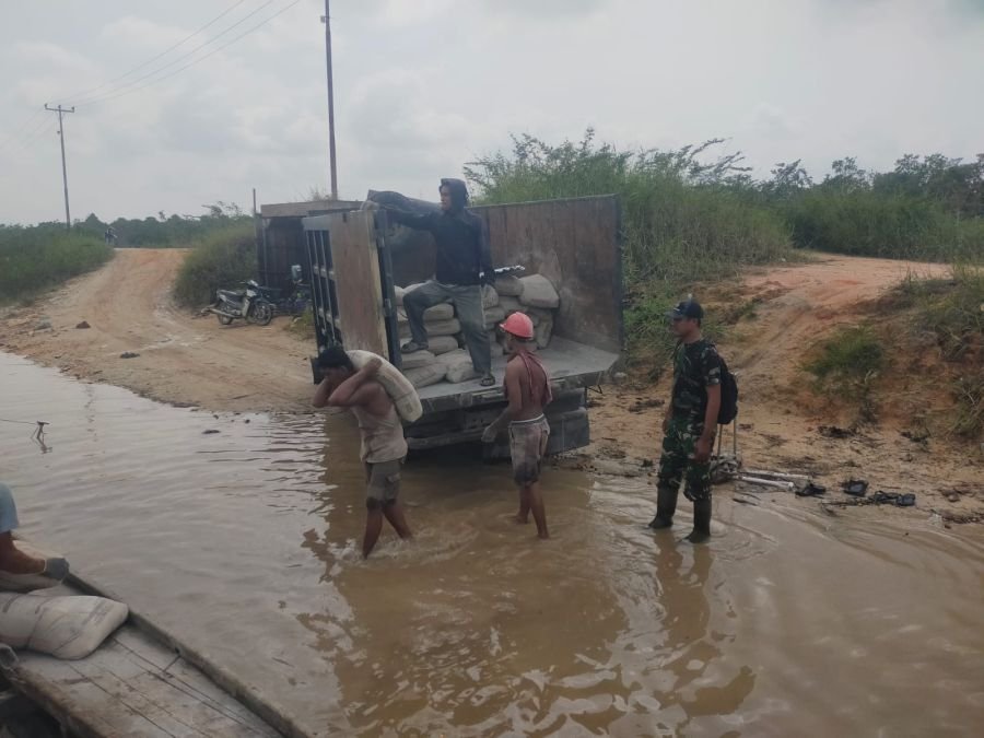 Semangat Gotong Royong Tak Surut, Distribusi Material Jembatan Garuda Terus Dikebut Meski Medan
