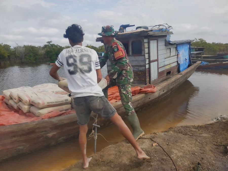 Semangat Gotong Royong Tak Surut, Distribusi Semen melalui Jalur Sungai Dukung Percepatan Pembanguna