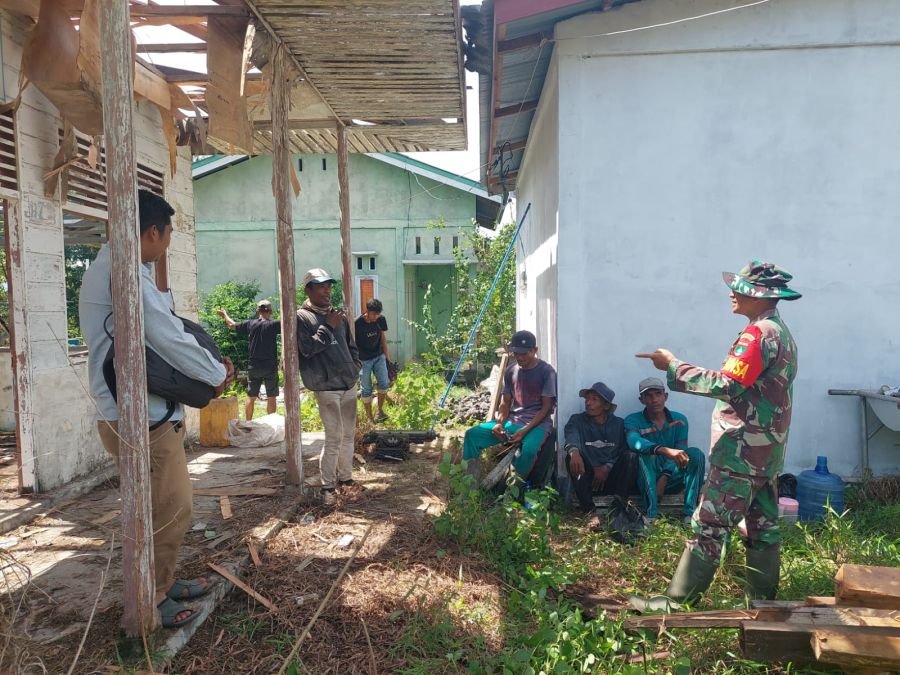 Semangat Gotong Royong Tetap Hidup, Babinsa dan Warga Benahi Fasilitas Desa Buruk Bakul