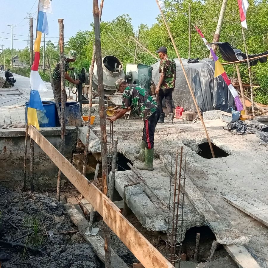 Semangat Gotong Royong TNI dan Masyarakat Terus Mengiringi Pembangunan Jembatan Garuda di Semukut