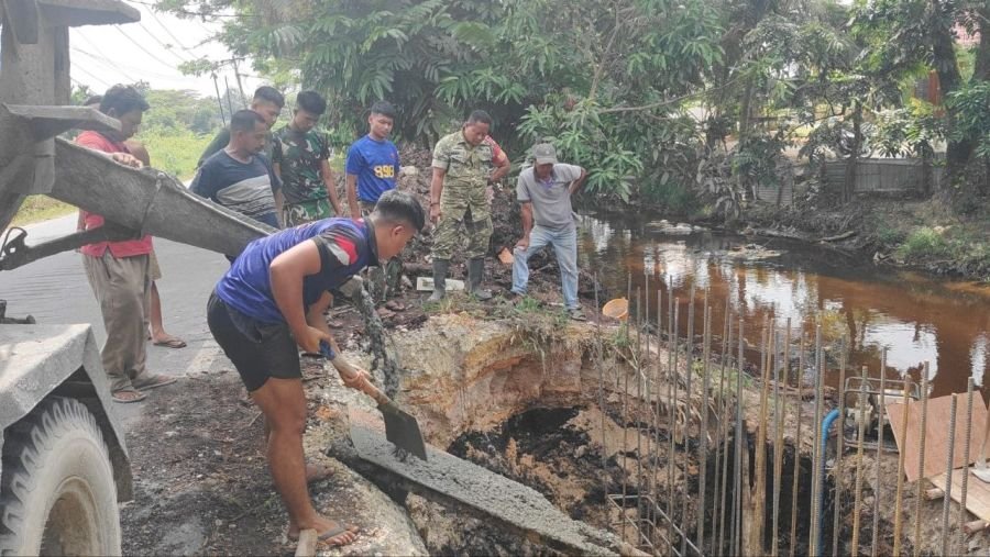 Semangat Gotong Royong, TNI dan Warga Cor Tiang Jembatan Garuda