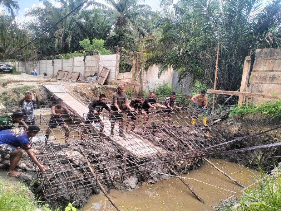 Semangat Gotong Royong Warnai Pemasangan Rangka Besi Cor Jembatan di Rumbai Barat