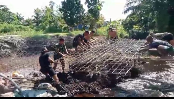 Semangat Gotong Royong Warnai Pengangkatan Pondasi Besi Jembatan Garuda Armco Tahap IV