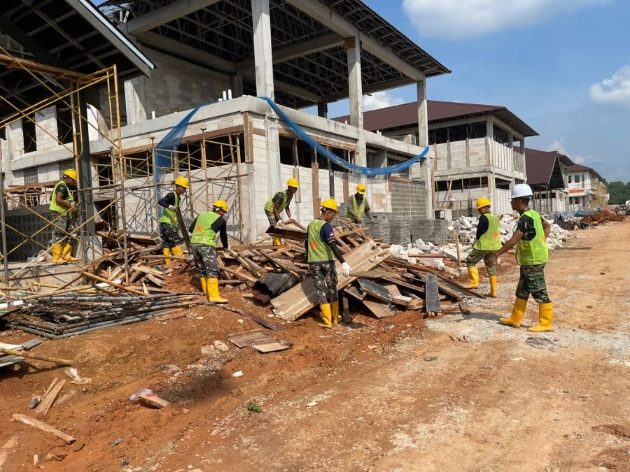 Semangat Gotong Royong Yonif TP 850/SC Bangun Sekolah Rakyat