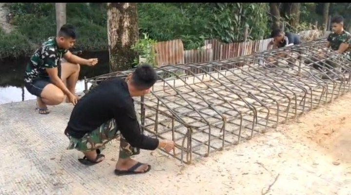 Semangat Kebersamaan Jadi Kekuatan TNI dan Warga dalam Perakitan Besi Jembatan Garuda Beton