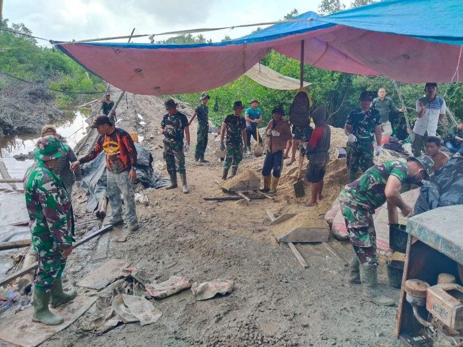 Semangat Kebersamaan Tak Surut, TNI dan Warga Terus Kebut Pembangunan Jembatan Garuda*